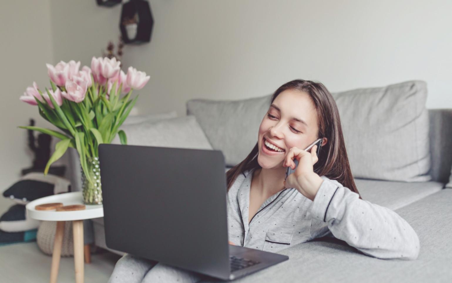 Sesión de trabajo con datos financieros y planificación estratégica